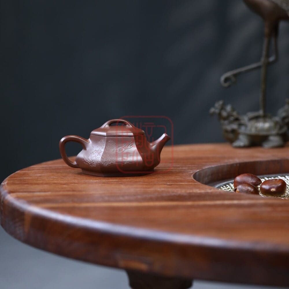 Chế độ xem thay thế của Ấm Tử Sa Lục Phương Cẩm Biều 150ml - Đất Văn Cách Tử Nê - Nghệ Nhân Trần Phi
