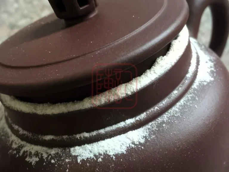 Bột Trắng Trong Ấm Tử Sa Là Gì? Sự Thật Về Cát Thạch Anh
