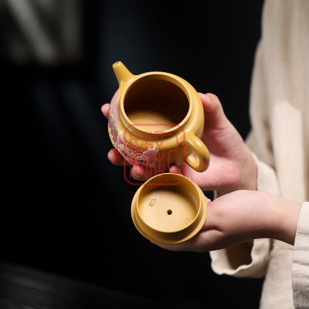 Ấm Tử Sa Đức Chung 220ml - Đất Hoàng Kim Chu Nê - Nghệ Nhân Dương Quân Bảo | Trần Ký - Trà Chính Phẩm & Tử Sa Chuẩn Nghi Hưng Am Tu Sa Duc Chung 220ml Dat Hoang Kim Chu Ne Nghe Nhan Duong Quan Bao 4
